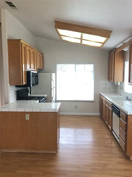 3 bed, 2.0 bath, 1085 sqft, $1,925 — Photo 3