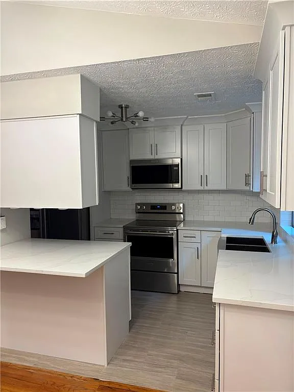 3 bed, 2.0 bath, 1344 sqft, $2,300 — Photo 2