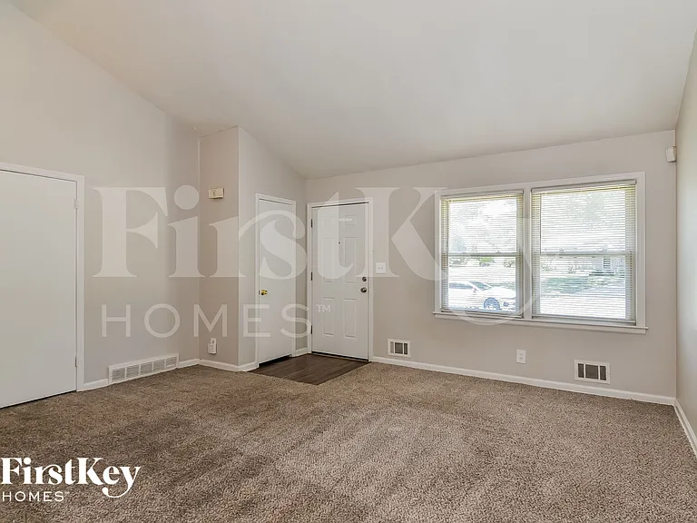 307 NE Arlington Cir — Photo 3