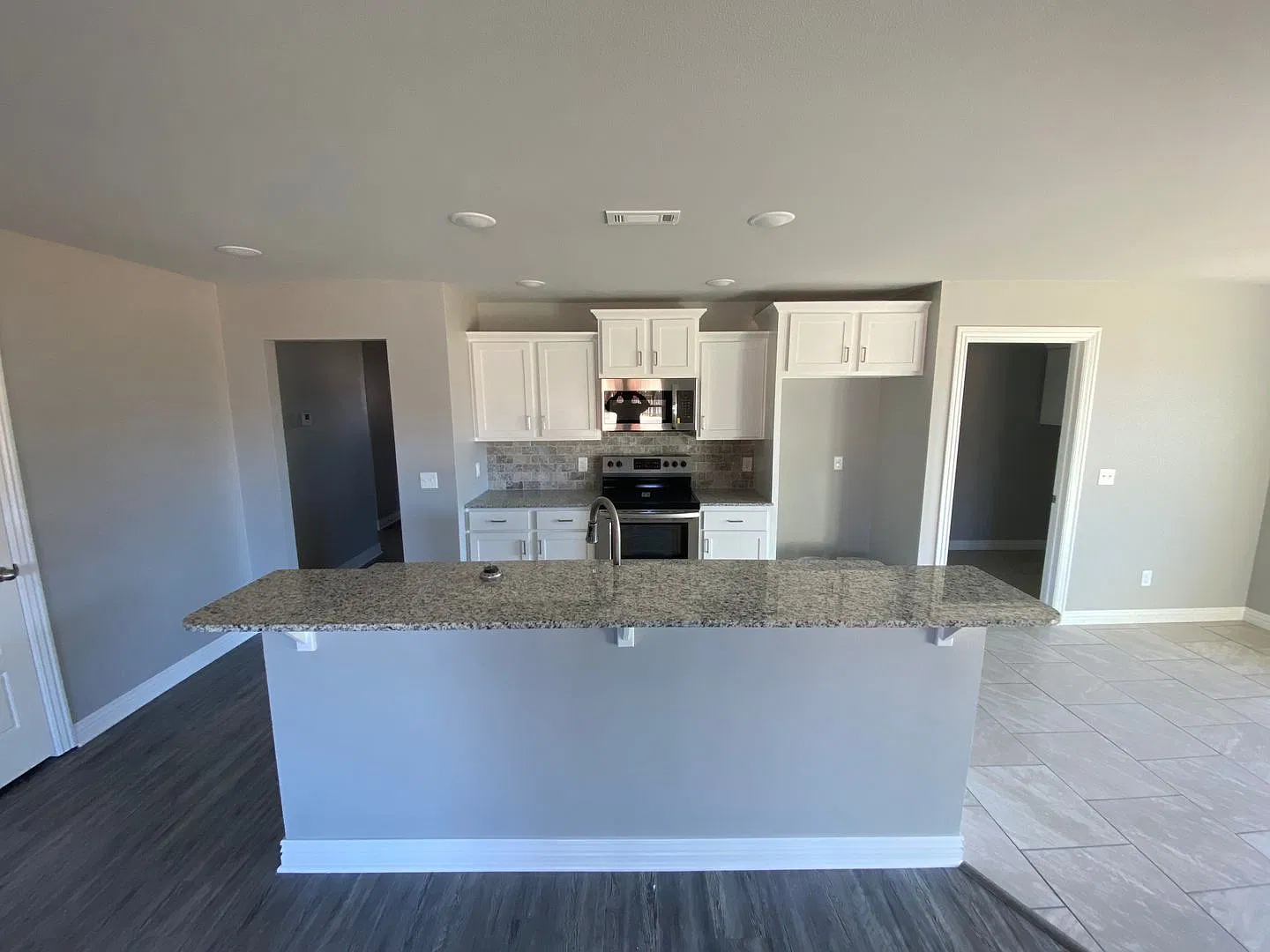 Move In Special - Beautiful Home in Bentonville - Prime Location - Close to Schools — Photo 3