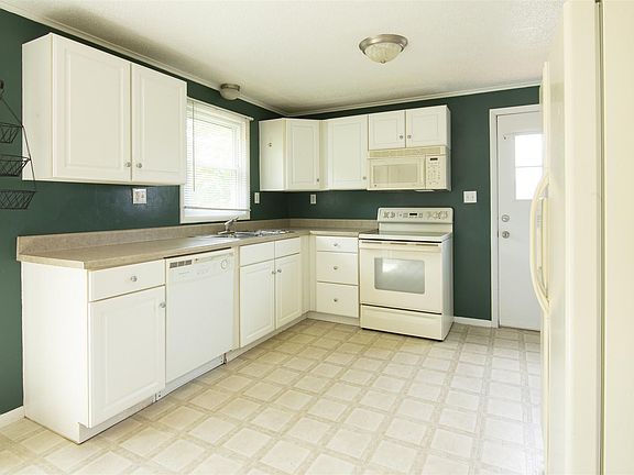 4th image of 1085 Cross St