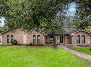 2829 Winterhaven Dr, Hurst, TX 76054