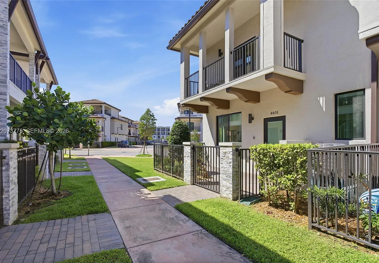 3 bed, 4.0 bath, 1979 sqft, $4,650 — Photo 2