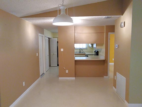 3rd image of 715 John Adams Ln