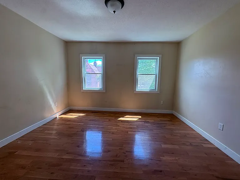 564 Howard Ave #2R — Photo 8