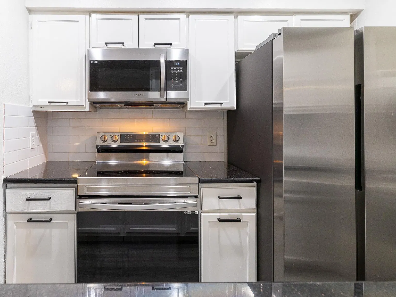 1 bed, 1.5 bath, 946 sqft, $1,200 — Photo 2