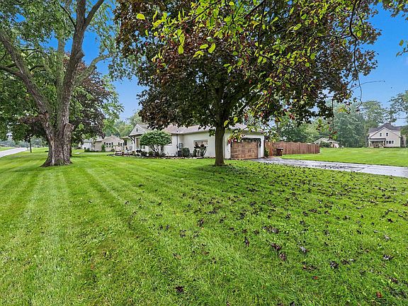 3rd image of 1014 Crestwood Ln