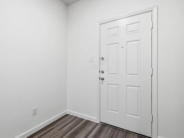 2106 Meadow Park Dr — Photo 3