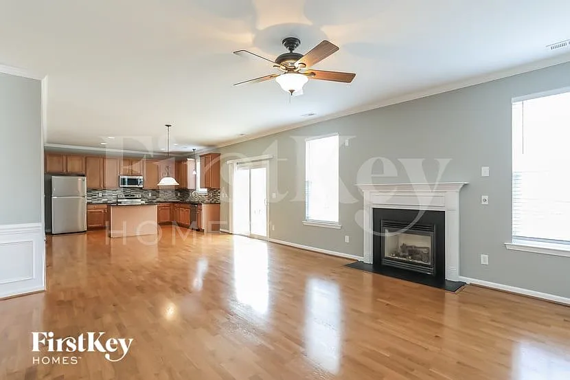 5 bed, 2.5 bath, 2761 sqft, $2,485 — Photo 4
