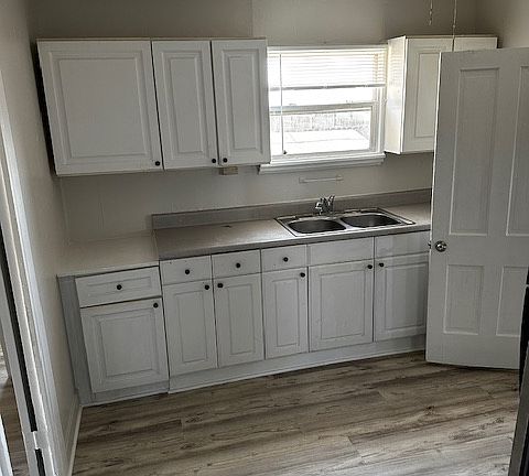 3rd image of 1034 E Virginia Ter