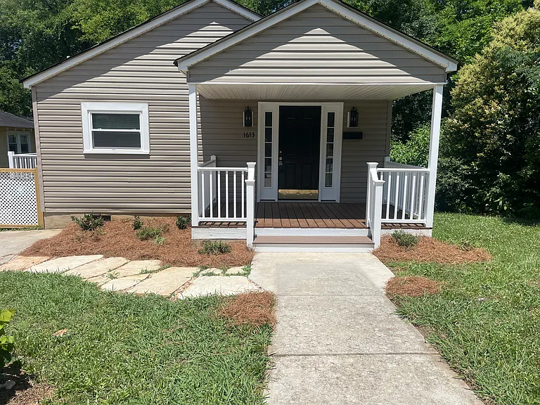 1613 Seigle Ave — Photo 3