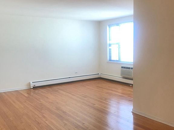 3rd image of 524 W Oakdale Ave #512
