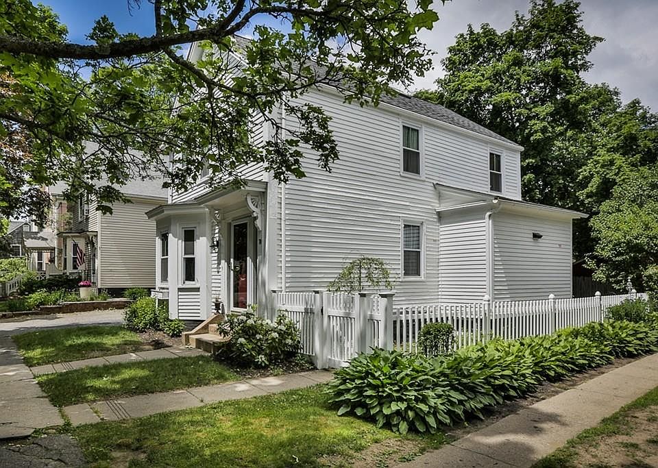 1st image of 70 Marlboro St