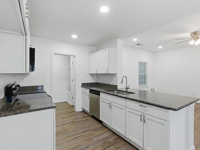 521 E Sears St — Photo 19