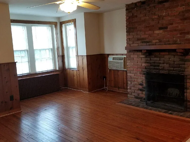415 4th St SE #6 — Photo 3