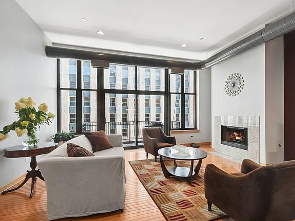 3rd image of 333 W Hubbard St APT 709