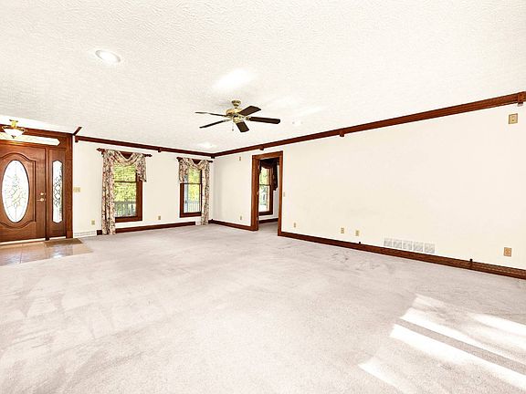 4th image of 370 Valley Ln