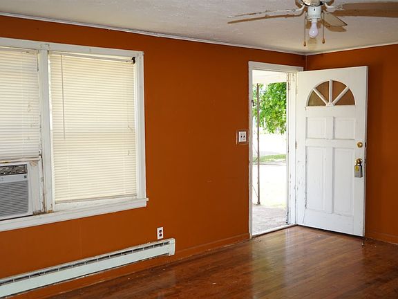 4th image of 1701 E Pine Ave