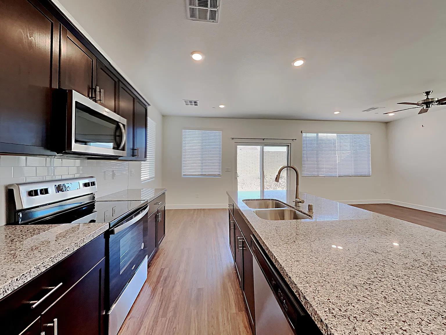 4 bed, 3.0 bath, 2211 sqft, $2,470 — Photo 4