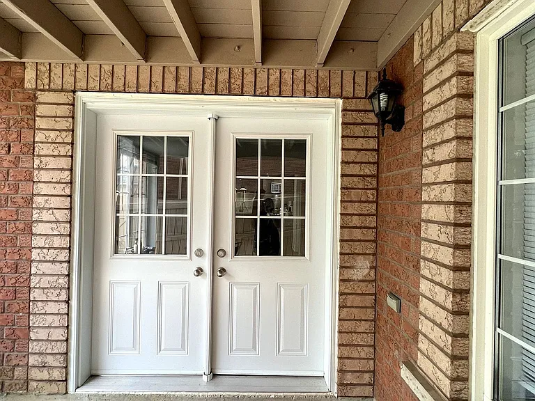 39 Stoneylake Ave #LOWER — Photo 1