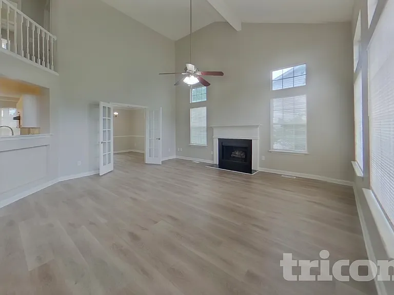 1105 Glendevon Cir — Photo 2