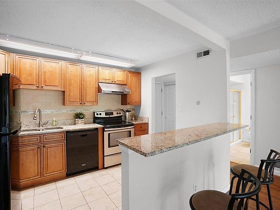 3rd image of 942 Guelbreth Ln APT 307
