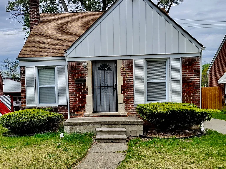 19345 Plainview Ave — Photo 3