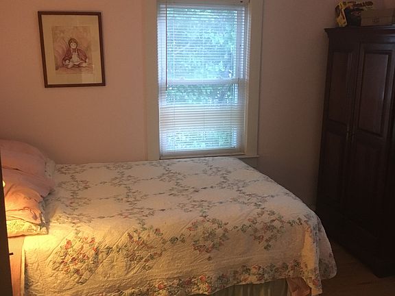 5th image of 258 Edgewater Dr E