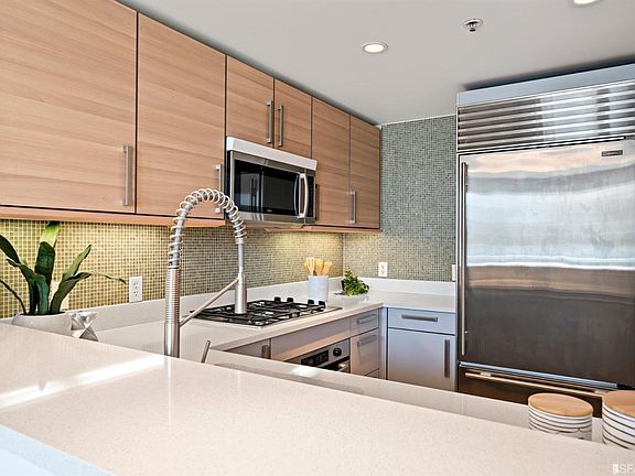 4th image of 555 4th St Unit 929