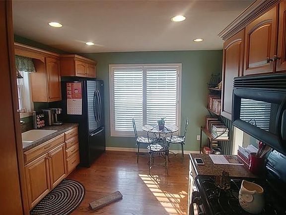 4th image of 121 Creekside Dr