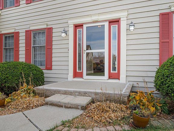 2nd image of 32 Kensington Cir