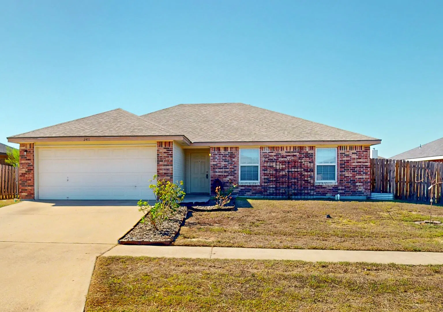 Gorgeous One Story 4 Bedroom By Fort Hood With All Tile Flooring — Photo 1