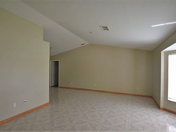 3rd image of 919 Waco Blvd SE