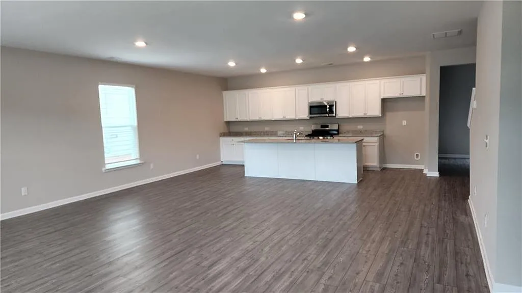 4 bed, 2.5 bath, 2391 sqft, $2,200 — Photo 3
