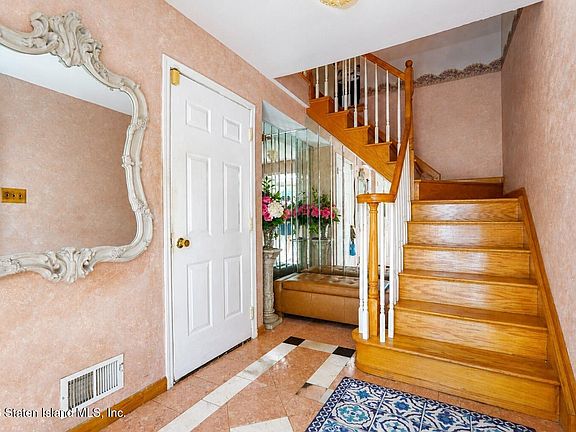 2nd image of 39 Hemlock Ln