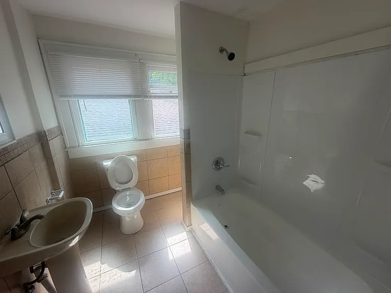 1331 W 34th St — Photo 16