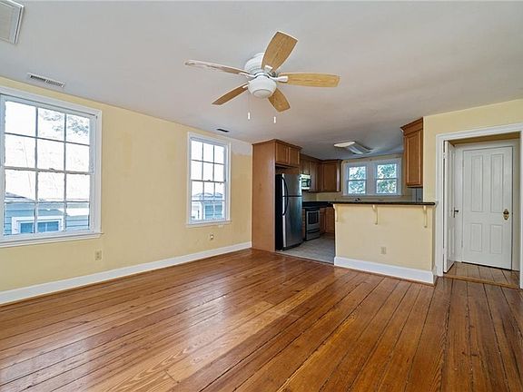4th image of 363C Washington St