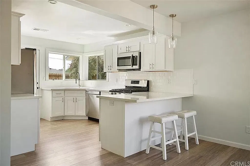 2 bed, 850 sqft, $3,200 — Photo 4