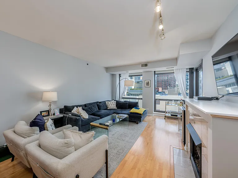 1212 N Wells St #403 — Photo 2