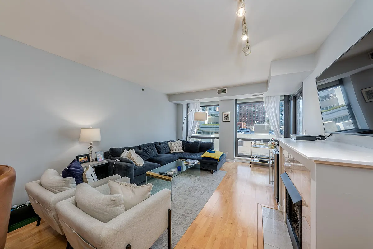 Building Photo - 1212 N Wells St #403