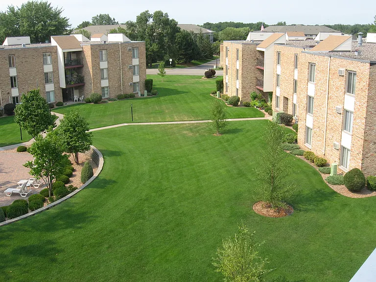 Silver Oaks Court Apartments — Photo 1