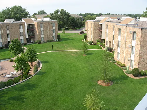 Silver Oaks Court Apartments Photo 1