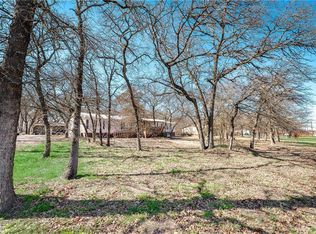 273 Briar Oaks Ln, Azle, TX 76020
