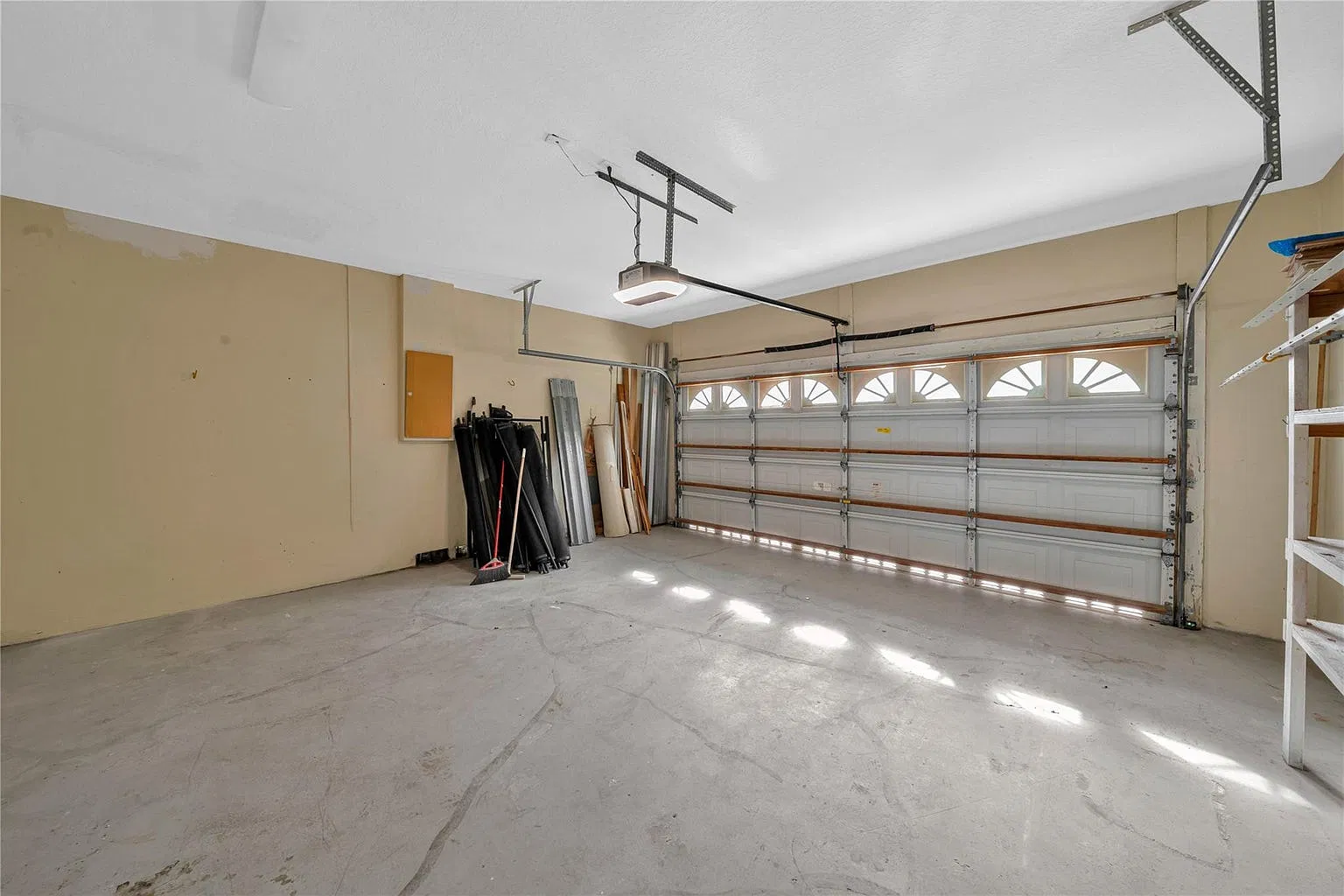 4 bed, 2.5 bath, 2730 sqft, $6,200 — Photo 3