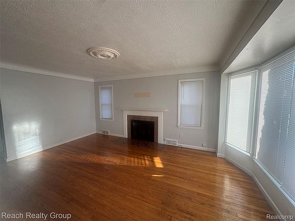 5th image of 18312 Harlow St