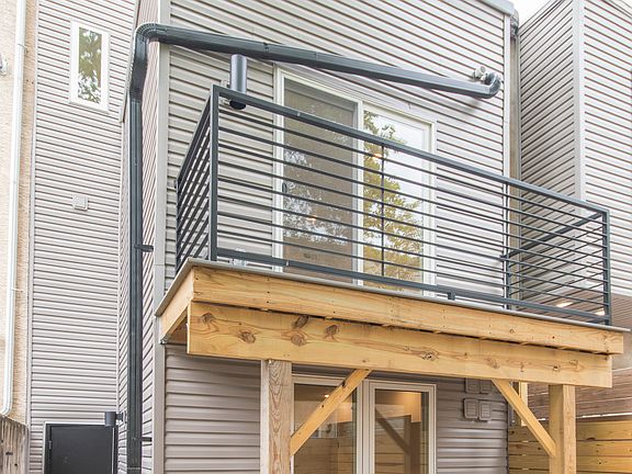 5th image of 1717 Arlington St #1