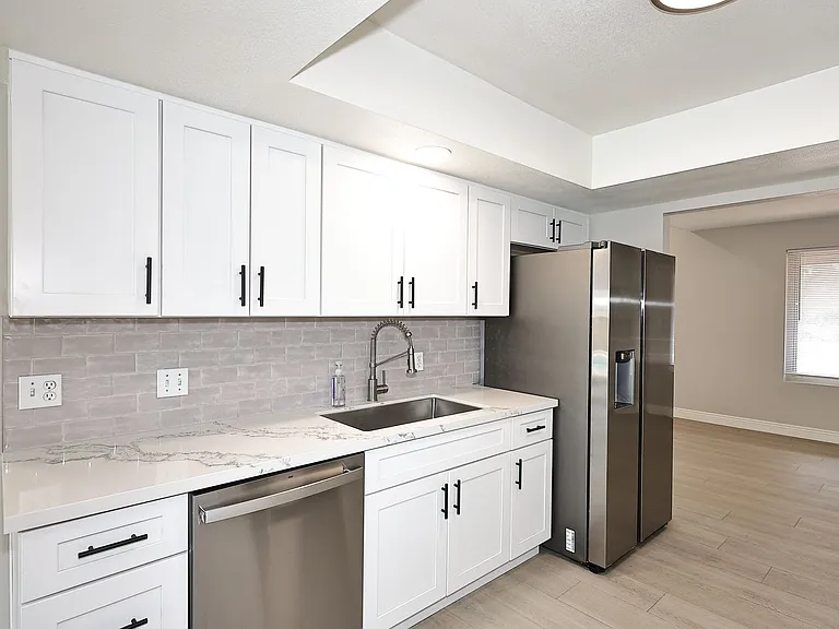 2131 E Geneva Dr — Photo 5