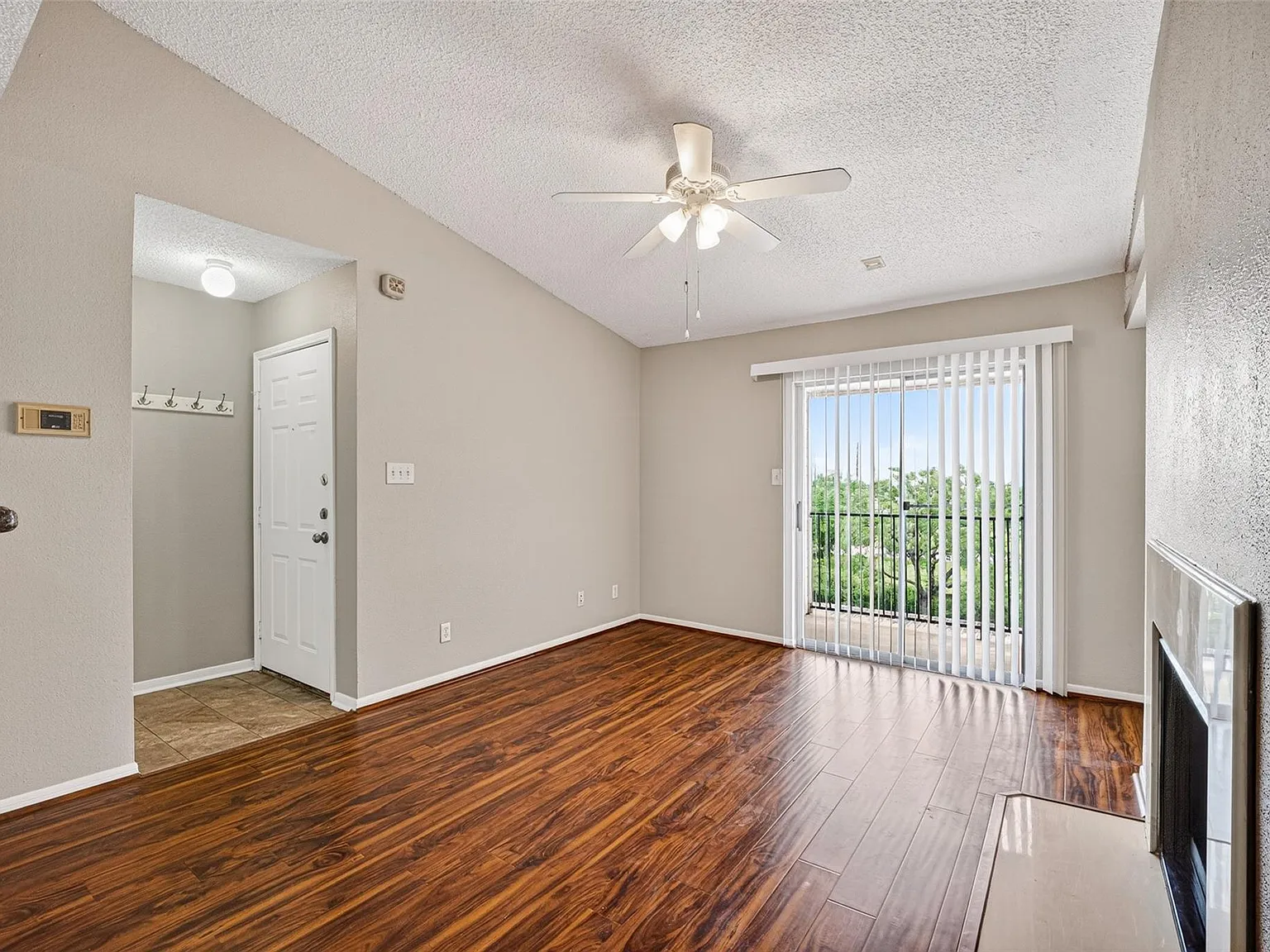 2 bed, 1.0 bath, 844 sqft, $1,295 — Photo 3