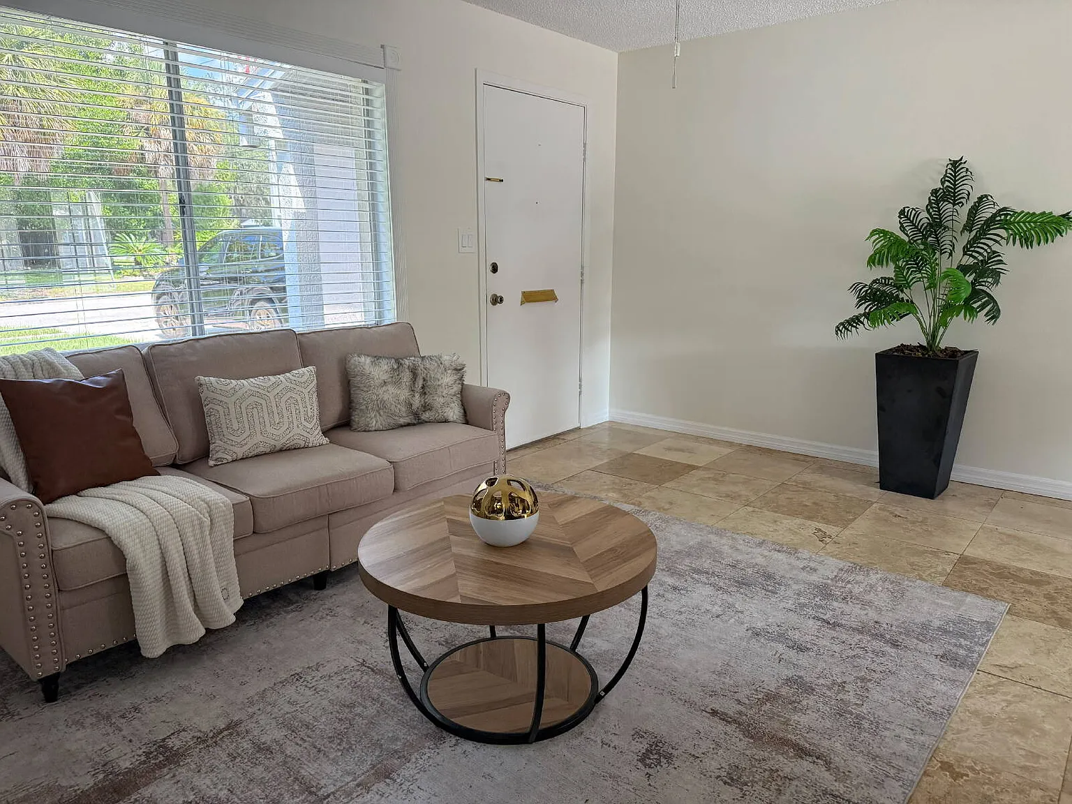 2 bed, 1.0 bath, 1100 sqft, $2,000 — Photo 2