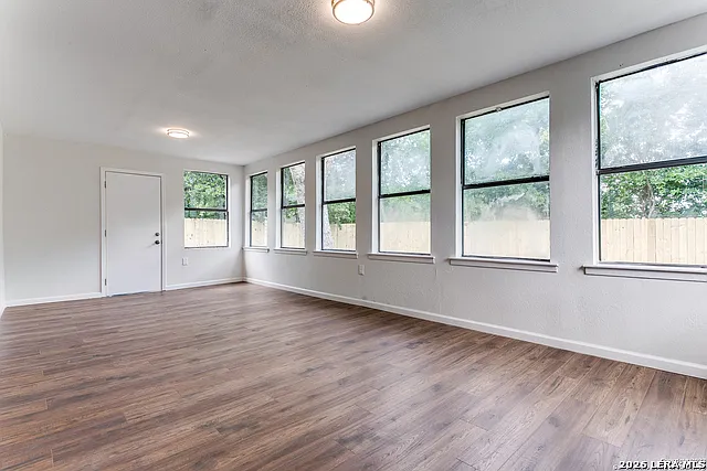 8214 Banbury Dr — Photo 17